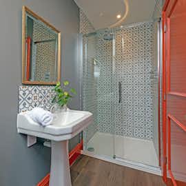 Kennard Hall - Bedroom 6 has a very stylish ensuite shower room Kennard Hall - Bedroom 6 has a very stylish ensuite shower room