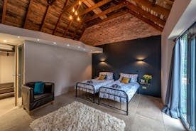 Boogie Barn: There are 9 bedrooms with king size beds and 4 twin rooms