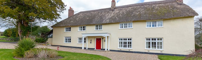 Big Holiday Cottage in Devon With A Hot Tub – Sleeps 14