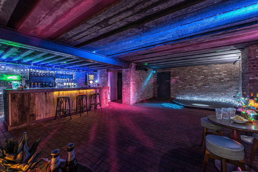 616 Venue in Nottinghamshire sleeps up to 26 guests, with 2 hot tubs, games room and mini nightclub