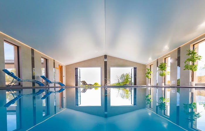 Big cottage sleeping up to 14 in Devon with indoor spa hall with indoor pool, sauna and hot tub, games room and bbq lodge