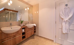 The Old Rectory - The Elrington suite bathroom also has a shower