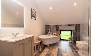 Croftview - Bedroom 11 (Fox): the en suite has a bath and separate shower