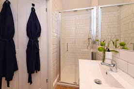 Zippity - The ensuite shower room for Bedroom 6