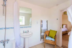 Pound Farm - Bedroom 4 has an en suite bathroom with a bath and overhead shower