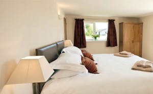 Holemoor Stables: Bedroom 5 - super king or twin beds and an ensuite shower room