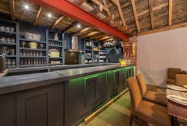 Boogie Barn: The kitchen/bar area is well equipped for your celebration stay