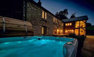 Otterhead House - Relax in the hot tub beneath the stars