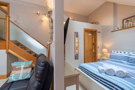 Hamble House - Bedroom 7: A double bed, ensuite shower room, and separate seating area