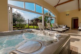 Herons Bank - Holiday House For 14 With Pool and Hot Tub