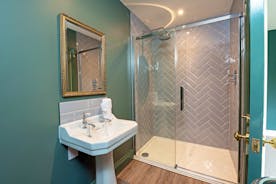 Wonham House - The ensuite shower room for Bedroom 8 