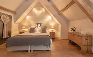 Court Farm - The Cottage: Bedroom 2 sleeps 2 and has an en suite shower room