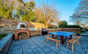 Hunky-Dory - The outdoor kitchen can be used all through the year
