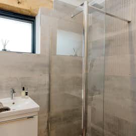 Hares Barton - Bedroom 5 has an ensuite shower room Hares Barton - Bedroom 5 has an ensuite shower room