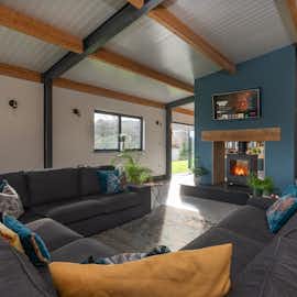 Hares Barton - The open plan living space has comfy seating, a dining area and a fully equipped kitchen Hares Barton - The open plan living space has comfy seating, a dining area and a fully equipped kitchen