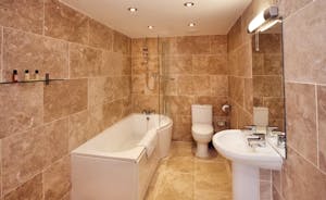 Holemoor Stables: The en suite bathroom for Bedroom 7