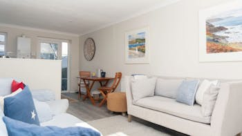 Cosy living room with stylish decorations, sofas, desks, chairs and more in 4 Kings Cottages