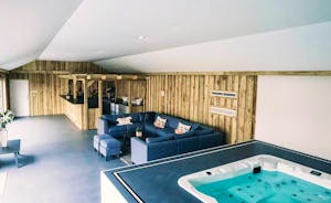 Inwood Farmhouse - Your very own bar, a big inviting sofa - and a private hot tub