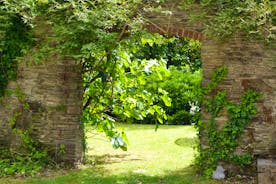 ... through the arch into the garden ...
