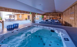 Inwood Farmhouse - Group holidays for 18 with a private hot tub