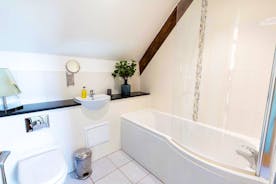 Whinchat Barns - Wagtail Corner: All the bathrooms at Stonehayes Farm are crisp, fresh and modern