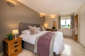 Holemoor Stables: Bedroom 5 - super king or twin beds and an ensuite shower room