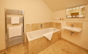 Coat Barn - A bright and modern en suite bathroom for bedroom 4