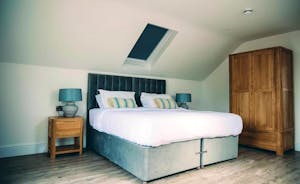 Inwood Farmhouse - Bedroom 8 (Bushy Mead) has zip and link beds and an en suite shower room
