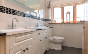 Foxhill Lodge - A light and fresh family bathroom