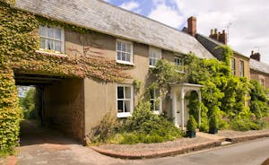 Cobbleside - Set in delightful private grounds in the conservation village of Milverton in Somerset