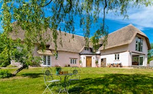 Pink Thatch - A country cottage in Wiltshire that sleeps 15