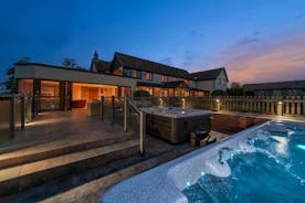 Dancing Hill - Large holiday house with a hot tub and swim spa