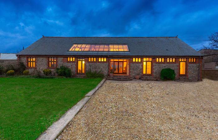 Somerset holiday let sleeping 16 with hot tub, cinema and games room