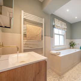 Overbrooks - Bedroom 1 has an ensuite bathroom with a bath and overhead shower Overbrooks - Bedroom 1 has an ensuite bathroom with a bath and overhead shower