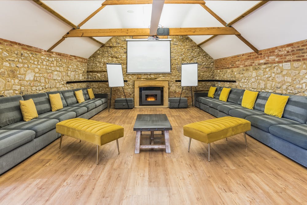 Beaverbrook-20-business-meeting-set-up-with-flipcharts