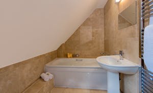 Cockercombe - Bedroom 5 en suite bathroom