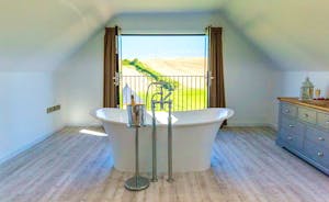 The Granary - Relax in the tub and soak up those amazing views