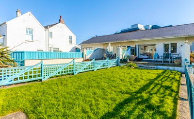 Short Breaks at Polzeath Delightful Renovated 2 Bedroom Cottage next to Beach  