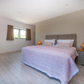 The Granary - Bedroom 1 is on the ground floor, with zip and link beds (super king or twin) and an ensuite wet room The Granary - Bedroom 1 is on the ground floor, with zip and link beds (super king or twin) and an ensuite wet room