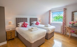 Fuzzy Orchard - Bedroom 6 arranged as a twin room; it has an en suite wet room