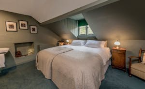 Hurstone: Bedroom 7 - a cosy ambience, original artworks on the walls