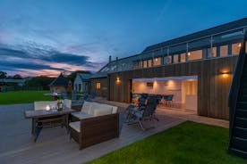 Shires - A contemporary timber-clad holiday house for family holidays and celebrations with your loved ones
