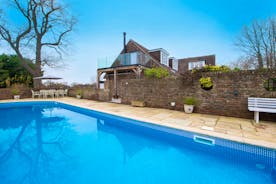Dawdledown: Holiday house with heated private pool in East Sussex