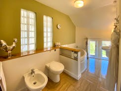 The Cottage Beyond: Spacious family bathroom opposite Bedroom 3