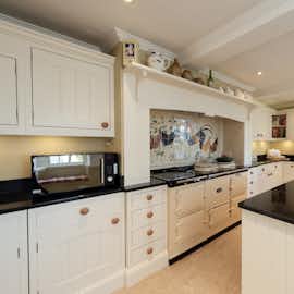 Big Thatch, Devon - For self catering group holidays in Devon Big Thatch, Devon - For self catering group holidays in Devon