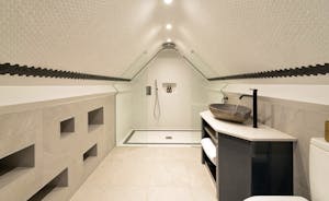 Duxhams - Bedroom 8 has its own very tactile shower room
