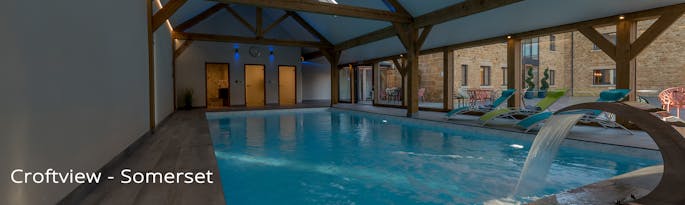 Holiday House For 30 With Private Pool and Hot Tub
