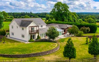 'Holiday Houses Available 12th April - 16th May' - Holiday Ideas