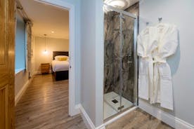 Kingshay Barton - Bedroom 1 (Purtington) has an en suite shower room