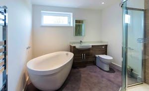 Orchard View - Contemporary style in the generously sized family bathroom